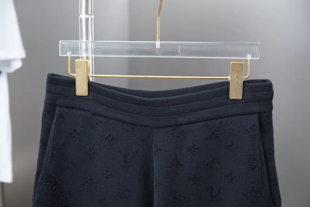🅿️230 LV Louis 25ss new spring and summer style black letter jacquard knitted shorts, light luxury, a must-have item for daily commuting for men and women, correct version, welcome to compare, detailed features · Made of high-viscosity cotton material, high count cotton is added, dry and avoid stuffiness · Made of jacquard machine imported from Germany, woven with Lv Monogram plaid intarsia, and matched with velvet of the same color to present a unique three-dimensional texture · Original main mark, washed tag, brand moisture-proof paper packaging Color: Black Size: S/M/L/XL